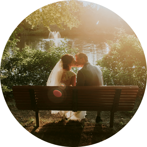 Newly Wed Couple Kissing On Bench - Lugares Para Hacer Fotos En Aragon Transparent PNG - 626x625 - Free Download on - Wedding Transparent PNG Free Download